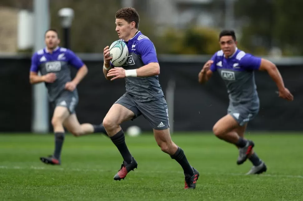 CUIDADO CON ÉL. Beauden Barrett es un pateador muy efectivo. twitter @AllBlacks