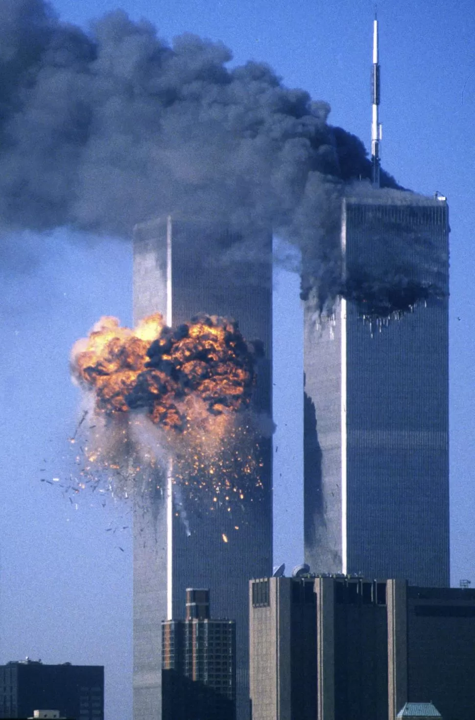 LOCURA. Las Torres Gemelas de Nueva York fueron atacadas con aviones. reuters