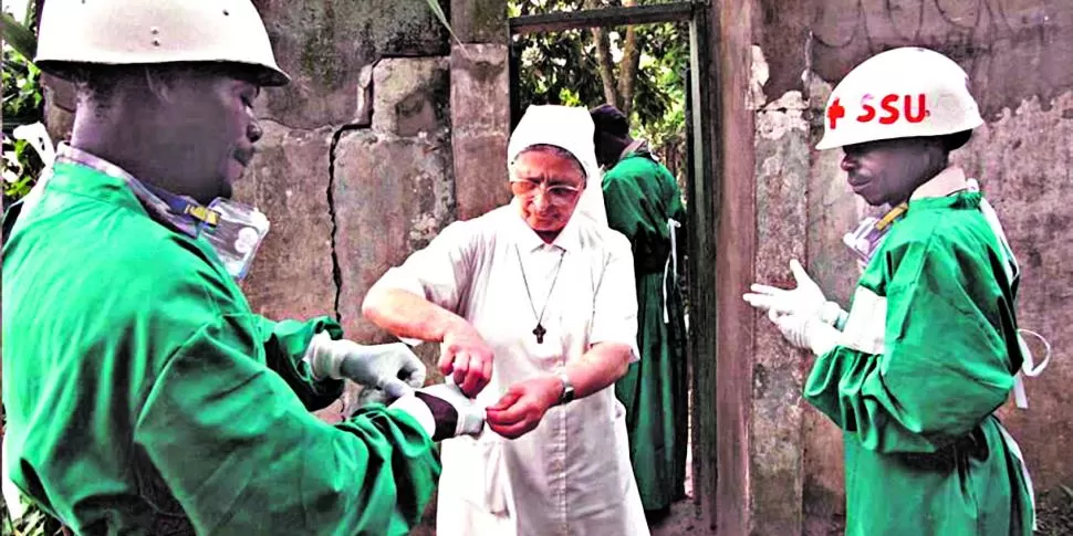 POR LOS POBRES EN ÁFRICA. Una monja colabora con personal de sanidad en Sierra Leona. La caridad es una de los rostros emblemáticos de la religión. huffingtonpost.com