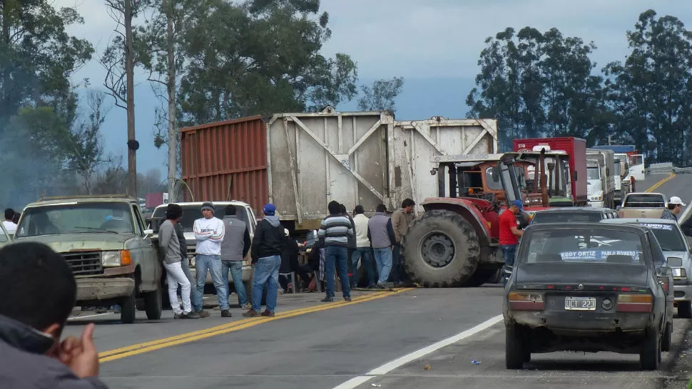 RECLAMOS. Los pequeños agricultores cortaron rutas por sus reclamos.  