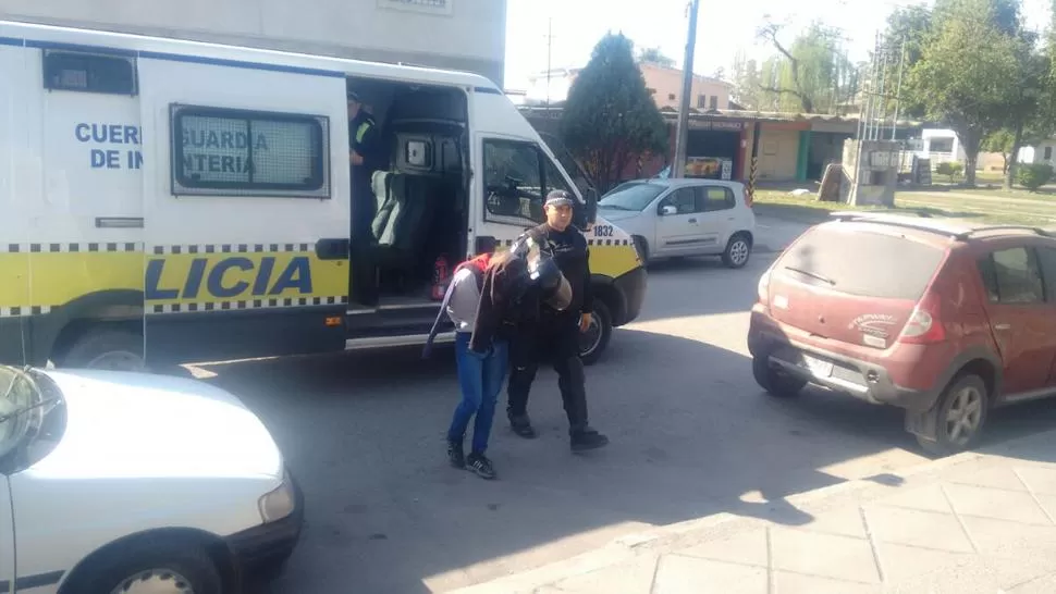 Detuvieron a dos sospechosos de haber baleado a un hombre durante un asalto
