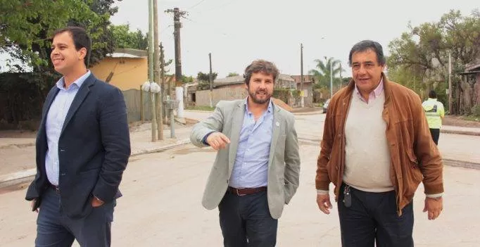 CRUCES. A principios de mes, Campero contó con la compañía del concejal peronista Héctor “Pilón” Aguirre durante la inauguración de unas obras.  prensa municipalidad de yerba buena 