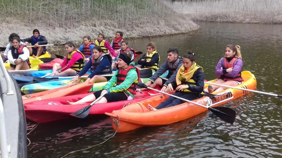 DESAFIANDO AL FRÍO. Las jugadoras del plantel “Naranja” estuvieron casi tres horas en el agua, mojadas y remando. Los entrenadores Cristian Leyes y Fernando Torres trabajaron junto a sus dirigidas. fotos de rubén matos y santiago zapatiel 