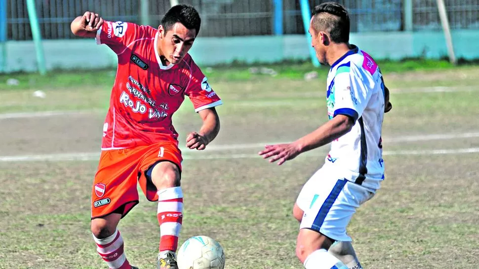 PELIGRO. Banuera, de San Antonio, despeja la pelota ante Martínez, de Brown. LA GACETA / FOTO DE ANTONIO FERRONI  