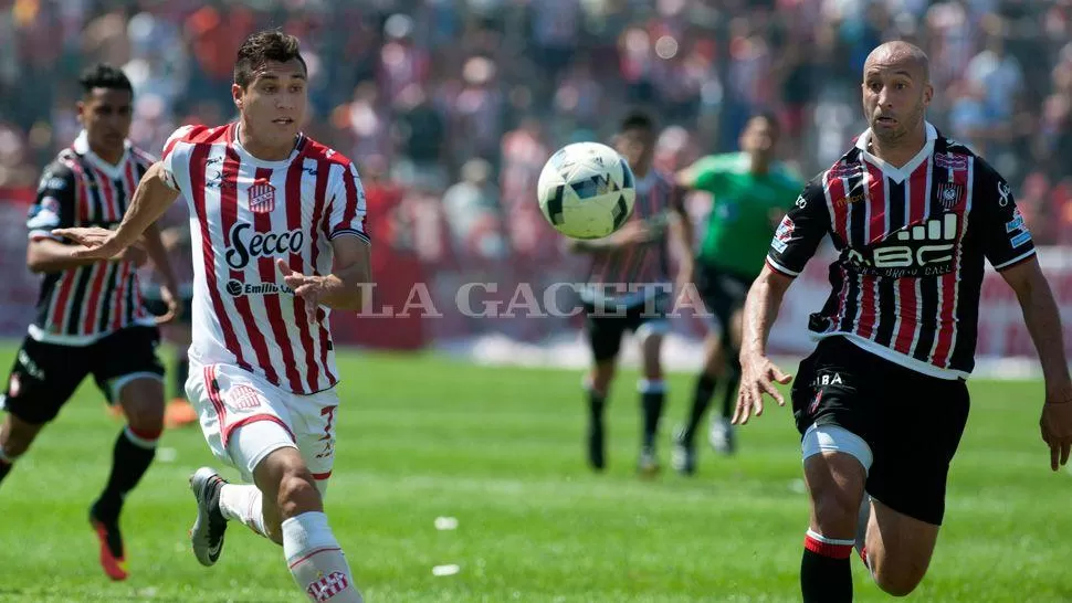 APAGADO. Al igual que el equipo, Gonzalo Rodríguez fue controlado por el rival y desequilibró poco durante todo el juego. LA GACETA / FOTO DE DIEGO ARAOZ