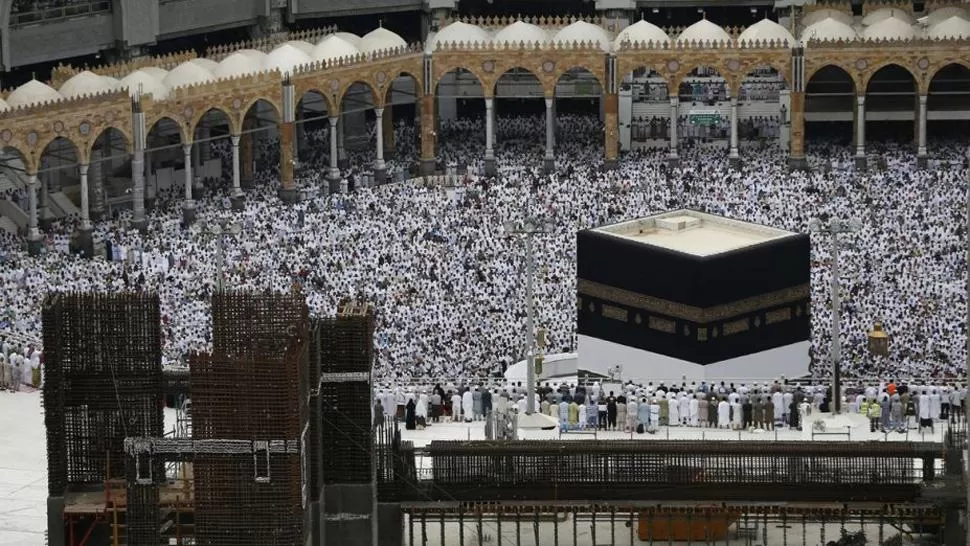 PEREGRINACIÓN. Millones de personas dando vueltas por La Kaaba. FOTO TOMADA DE ELTRIBUNO.INFO