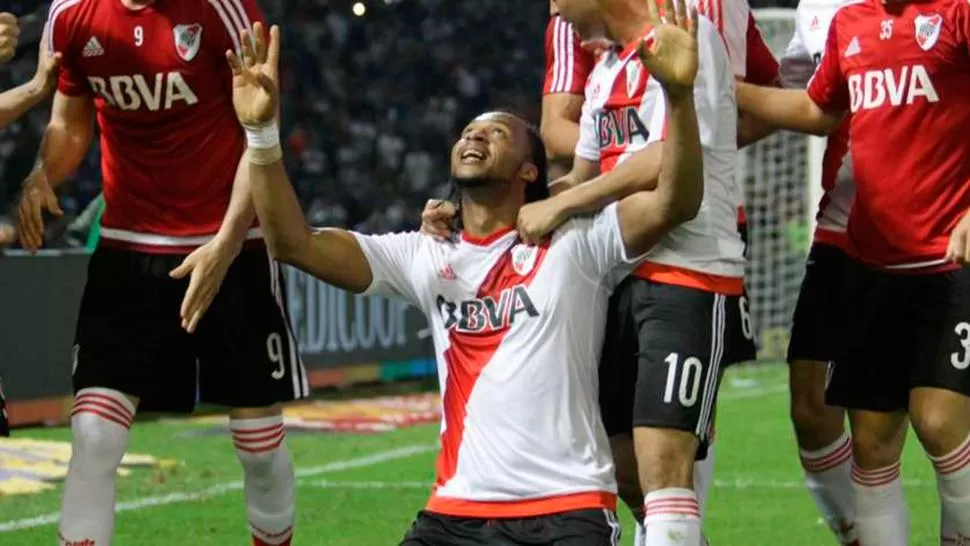 PRIMER GRITO. Mina anotó el 1-0 para River. (OLE.COM.AR)