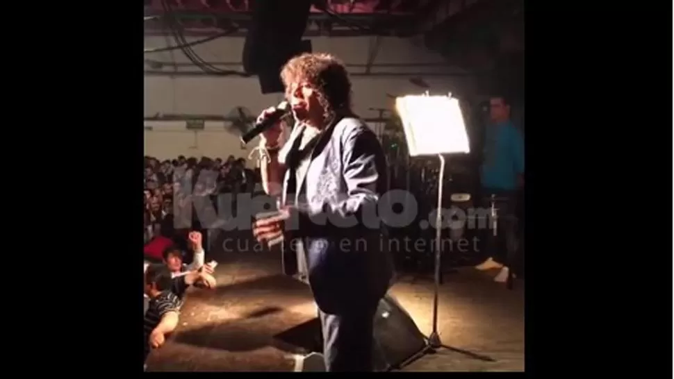 SINCERO. La Mona Jiménez en Córdoba, durante un show.FOTO CAPTURA DE VIDEO.