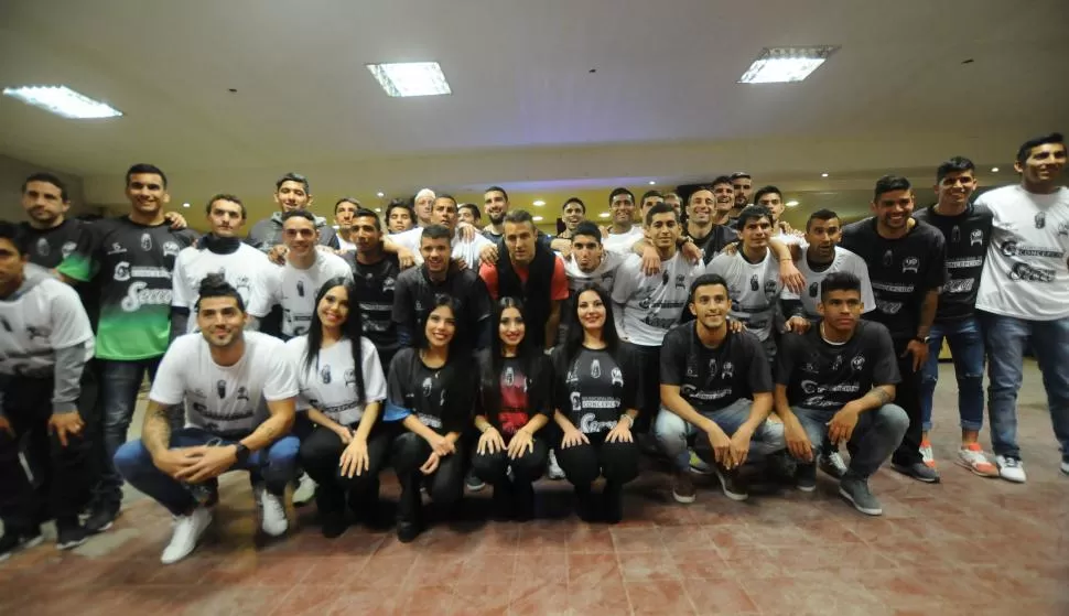 GRAN PRESENTACIÓN. Los jugadores y las promotoras se unen en la foto para mostrar la nueva indumentaria del club. la gaceta / foto de osvaldo ripoll 