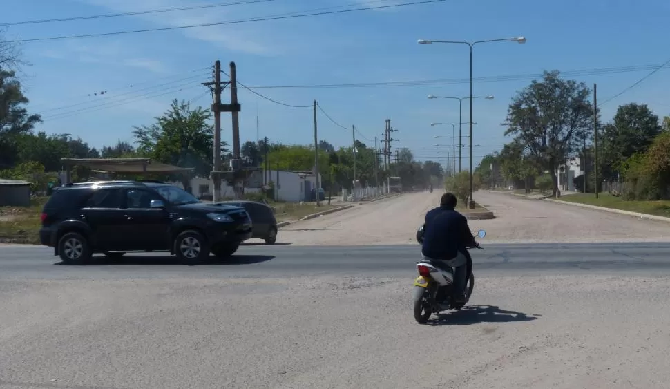 SIN AYUDA. Los conductores atraviesan como pueden la carretera. LA GACETA / FOTO DE OSVALDO RIPOLL.- 