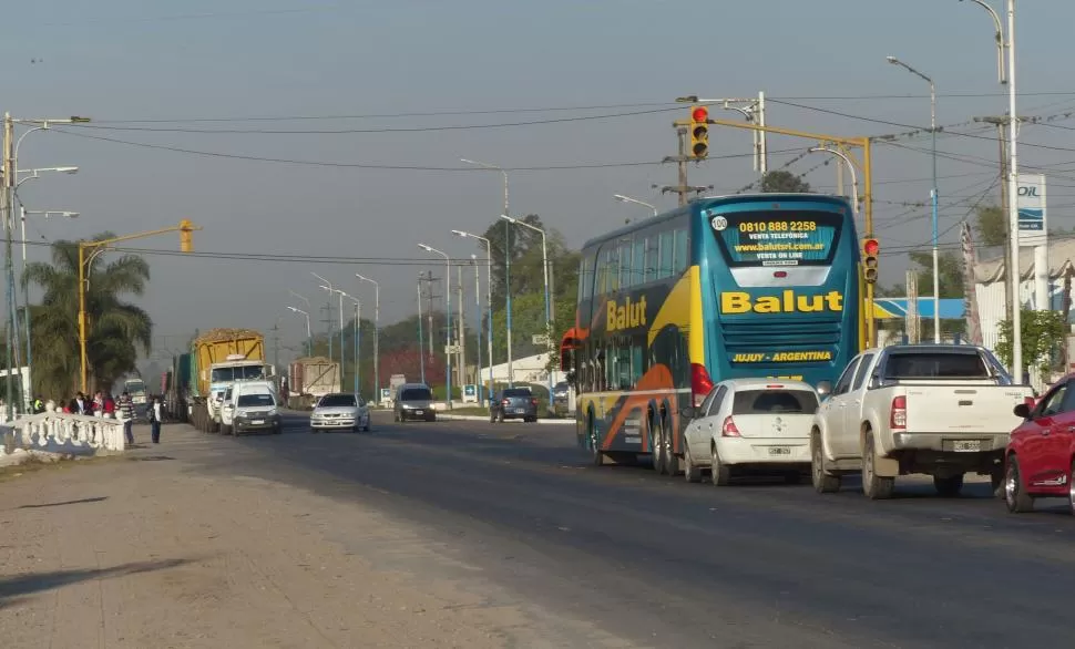 IMPRUDENCIAS. Aunque hay semáforos, algunos no los respetan. LA GACETA / FOTO DE OSVALDO RIPOLL.-