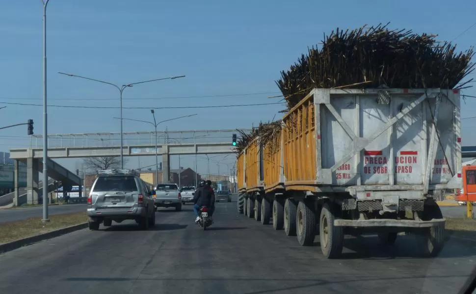 LA COCHA. Vehículos a toda velocidad por la ruta y a centímetros, por la banquina, peatones y motociclistas. LA GACETA / FOTOS DE OSVALDO RIPOLL.-  