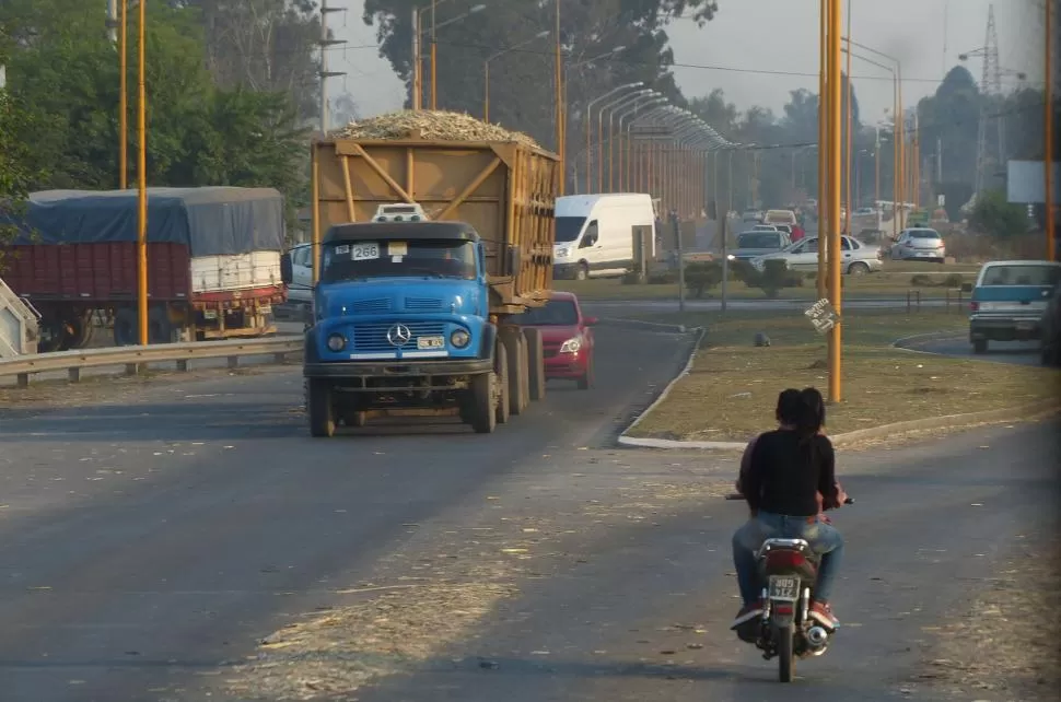 TRÁNSITO FLUIDO. Los vehículos se mezclan y hay sobrepasos riesgosos.   LA GACETA / FOTO DE OSVALDO RIPOLL.-
