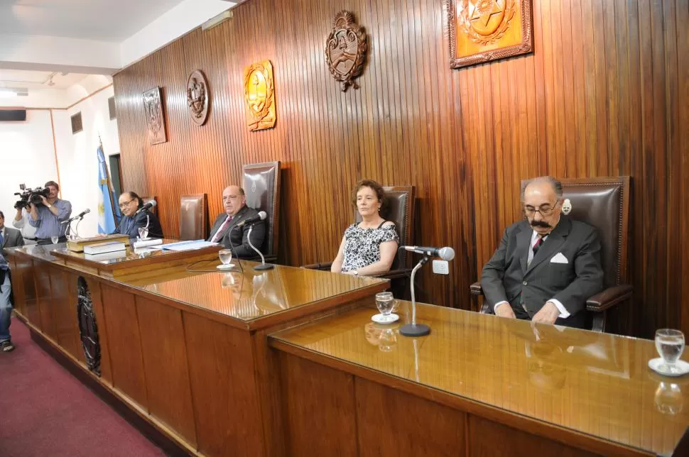 RETRATO DE ABRIL DE 2012. El juez Mender (a la derecha), junto a Graciela Fernández Vecino (jubilada en 2015) y el actual camarista federal Ricardo Sanjuán.   la gaceta / archivo