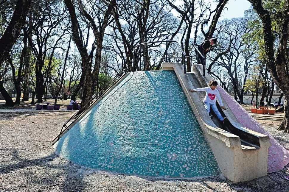 PLAZA DE COLORES. Juegos y espacios de esparcimiento ya recibieron manos de pintura. Ahora vienen trabajos artísticos en ellos.  la gaceta / Foto de José Nuno