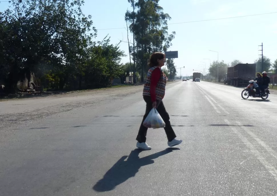 RIESGO COTIDIANO. Los peatones se arriesgan para atravesar la ruta 38.  LA GACETA / FOTO DE OSVALDO RIPOLL.-