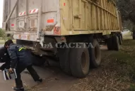 Murió un chico de 19 años que circulaba en moto y chocó contra una rastra cañera