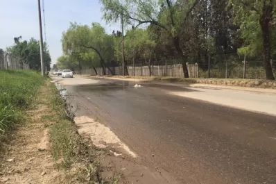 Un río de líquidos cloacales corre por La Madrid al 900, en Yerba Buena