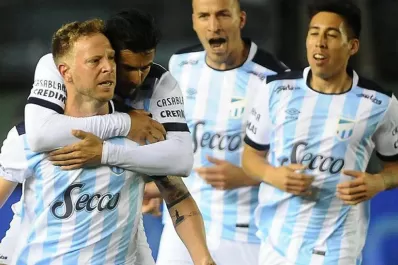 Atlético ganó bajo la lluvia y es uno de los punteros del torneo