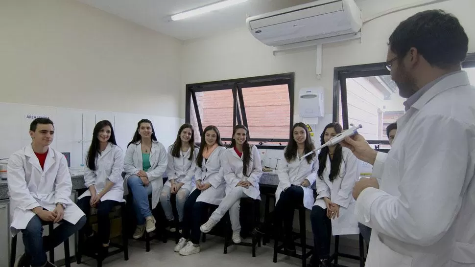 EN EL AULA. Alumnos y docentes durante una clase.