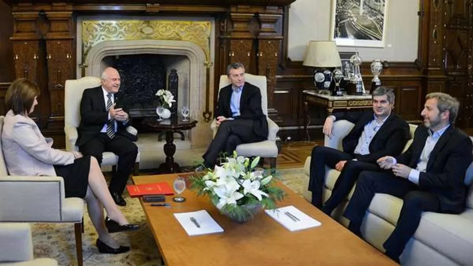 DISTENDIDOS. Lifschitz, Macri, Peña, Bullrich y Frigerio, en la reunión de hoy en la Rosada. FOTO TOMADA DE CLARIN.COM