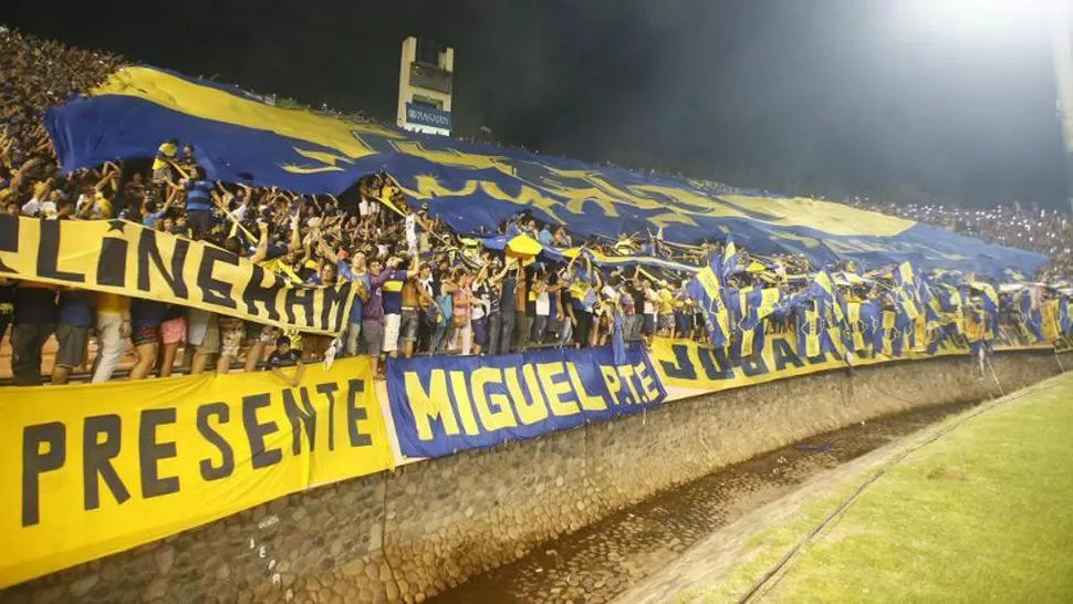 HINCHAS DE BOCA EN EL ESTADIO MALVINAS ARGENTINAS DE MENDOZA (ARCHIVO)