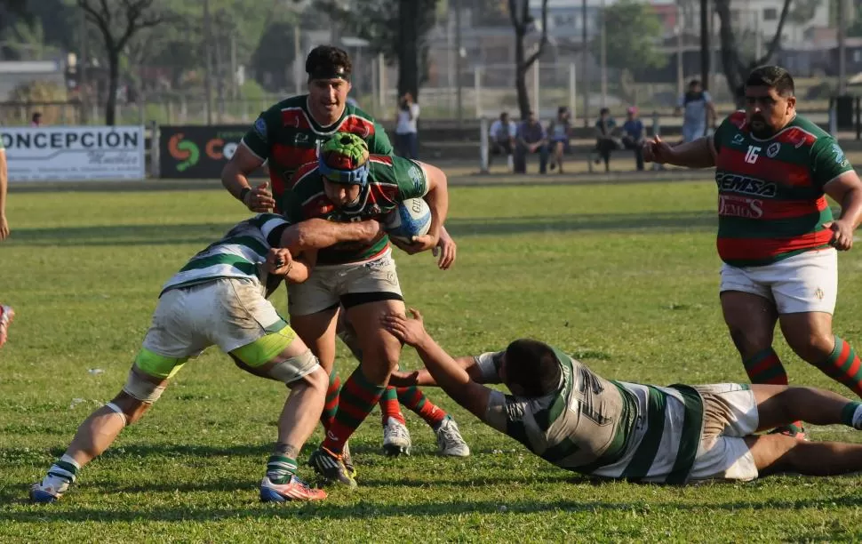 DOS CONTRA DOS. Eric Saracho busca el quiebre, con el apoyo de Santiago Rocchia. Huirapuca fue muy contundente. la gaceta / foto de Osvaldo Ripoll