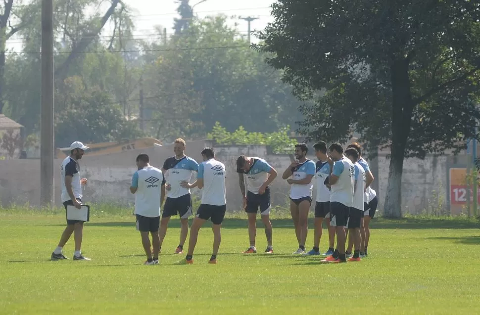 ACOMPAÑADOS. Azconzábal charla relajado con los 11 titulares que saldrán a la cancha hoy, durante el ensayo de ayer en Ojo de Agua. El equipo tendrá el apoyo de sus hinchas después de tres años, de visitante. la gaceta / fotos de Antonio Ferroni