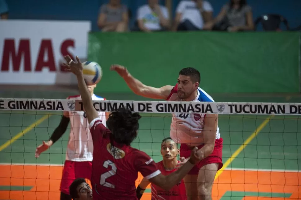 UNO CONTRA UNO. Germán Figueroa ataca ante el simple bloqueo de Social Monteros, que dio ventajas en esa faceta. la gaceta / foto de DIEGO ARáOZ