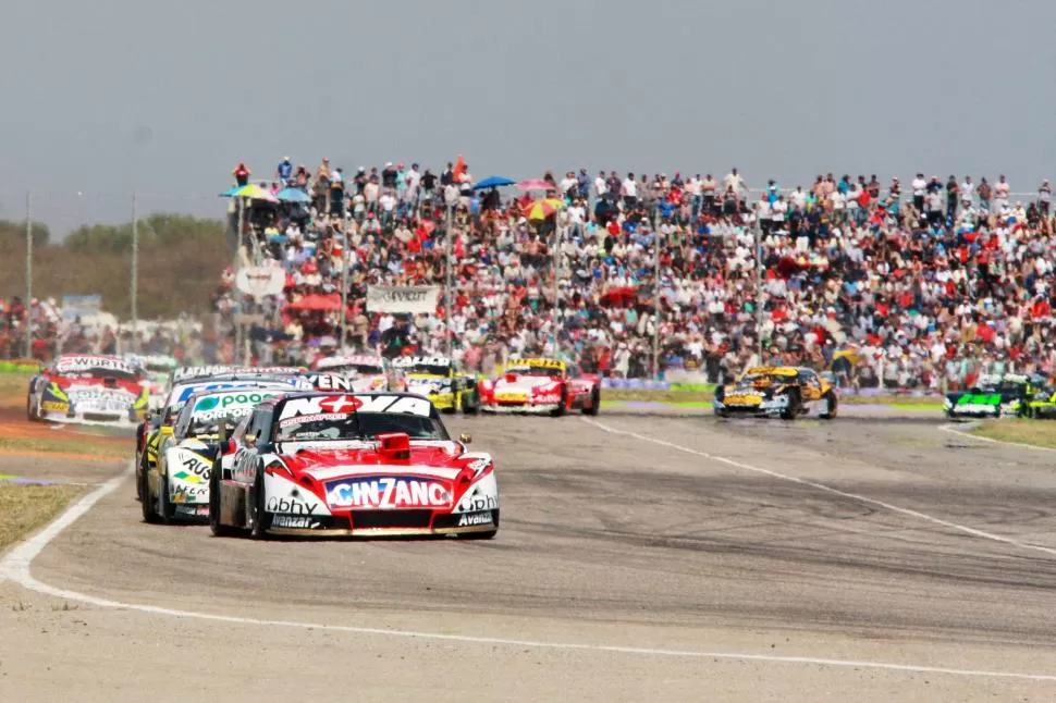 TREMENDO. El Chevrolet de Matías Rossi se mostró sólido de principio a final y aguantó todos los embates de sus rivales. FOTO ACTC 