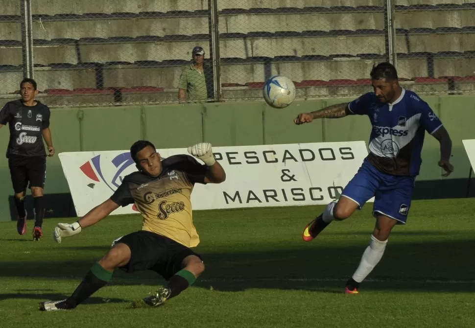 VIGENCIA. Gustavo Balvorín de Antoniana trata de definir ante la presencia del arquero Omar Santillán de Concepción FC. El delantero luego marcó de penal.  FOTO DE MARCELO MILLER