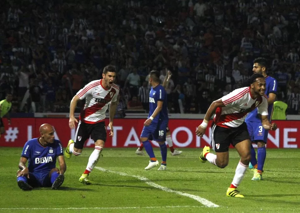 CELEBRACIÓN. Mina inicia el festejo del tanto que definió el partido. El ecuatoriano encontró una pelota perdida en el área local y le “rompió” el arco a Herrera. telam