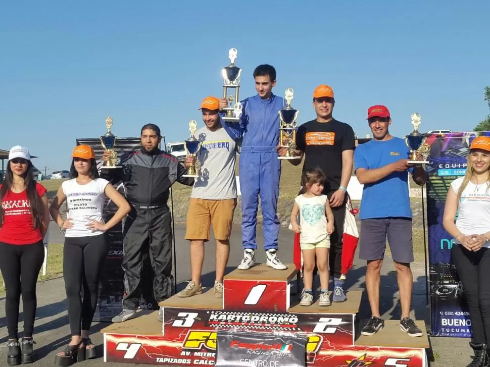 UNO DE LOS PODIOS. Tulio Antonini (de buzo azul), es rodeado por Christian Fagioli (derecha) y por Fernando Lombardo (izquierda), al cabo de la segunda carrera. motorplustucumán.com.ar 