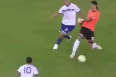 Un arquero argentino fue cacheteado y despedido por un error que le costó un gol al equipo
