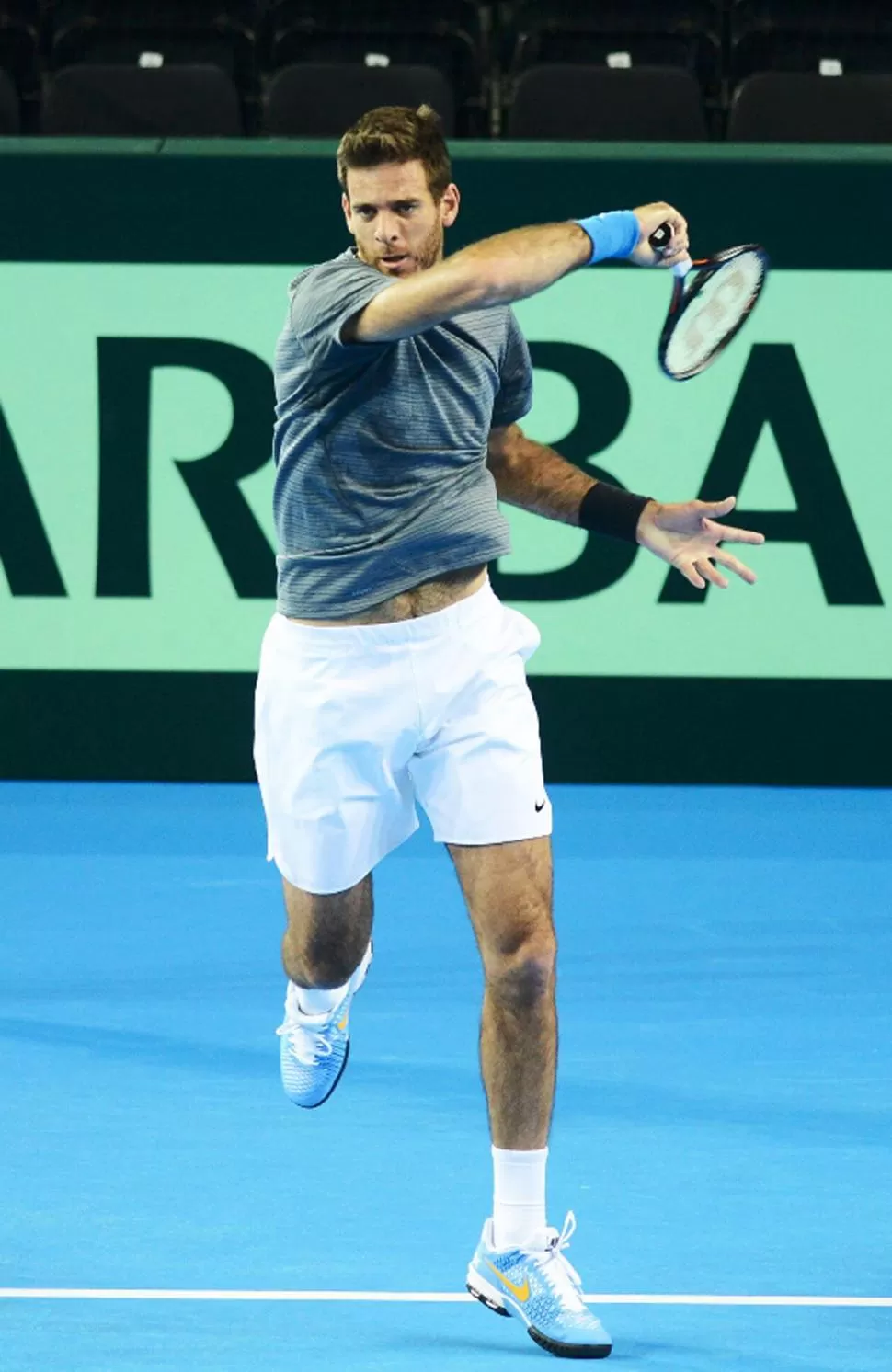 SU ARMA. Del Potro pega su derecha durante un entrenamiento en el estadio. foto de Adrián Quiroga