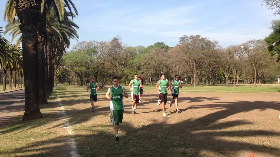 A FONDO. El plantel de Mitre se entrenó ayer en el parque 9 de Julio. FOTO PRENSA ASOCIACIÓN MITRE 