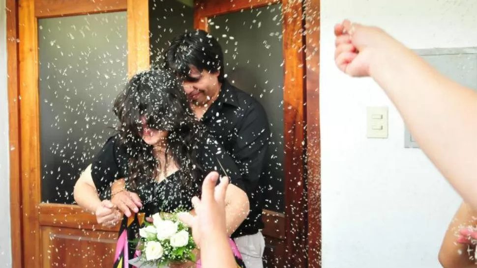 ¿CASARSE O NO CASARSE? Hay quienes temen contraer matrimonio un martes 12; otros no le dan importancia a esta supersitición. ARCHIVO