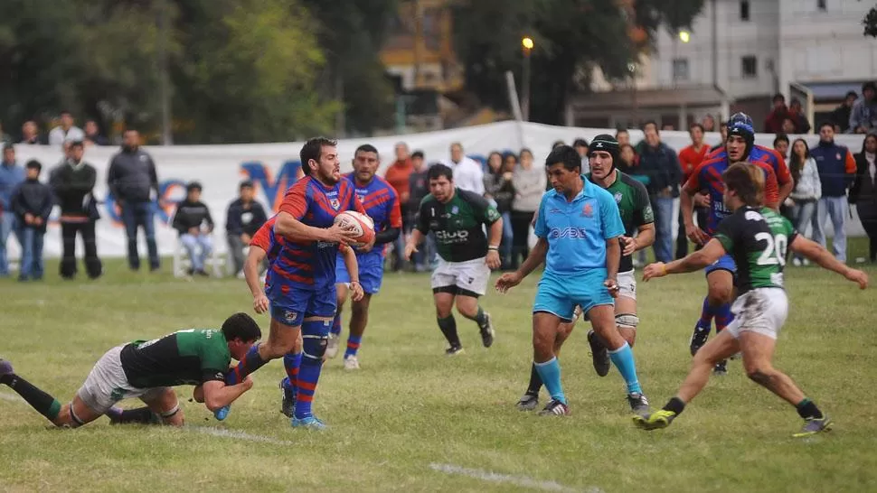 EN PLENO PARTIDO. Jugadores de Aguará Guazú, durante un encuentro. LA GACETA / FOTO DE OSVALDO RIPOLL