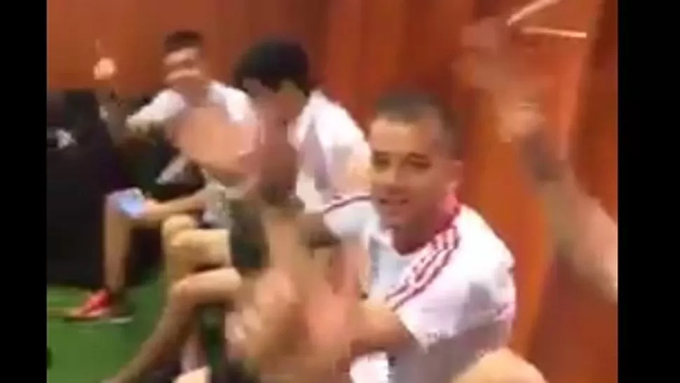 Video: un delantero de River develó qué música se escucha en el vestuario