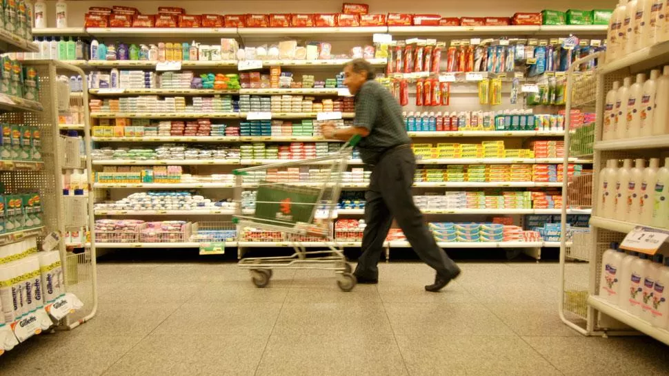 SUPERMERCADOS. Un cliente recorre las góndolas. ARCHIVO