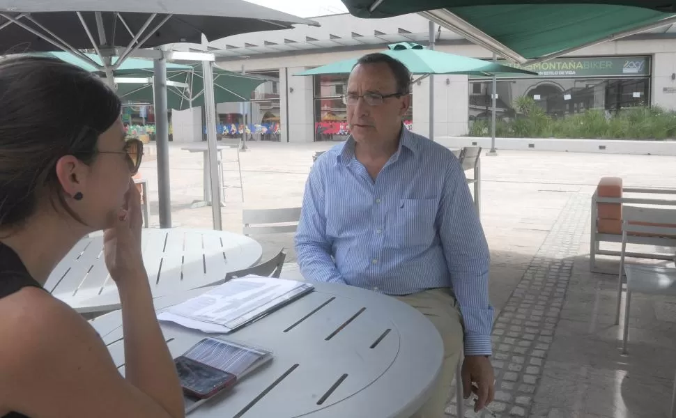 EN DEFENSA PROPIA. Moeremans dialoga con una periodista de LA GACETA. Relató que el representante de la Provincia habría incurrido en irregularidades. la gaceta / foto de Antonio Ferroni