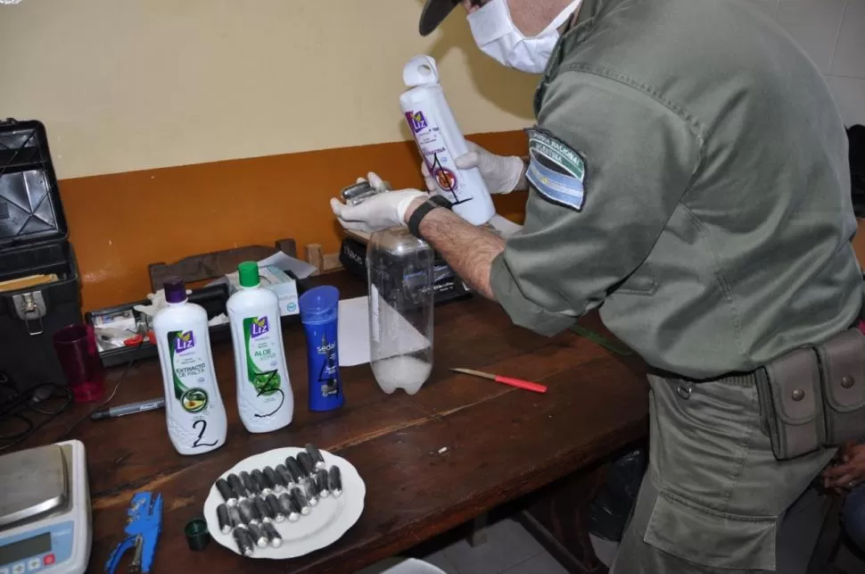 DROGA. Traían la sustancia oculta en el equipaje y hasta en su propio cuerpo. gentileza gendarmería