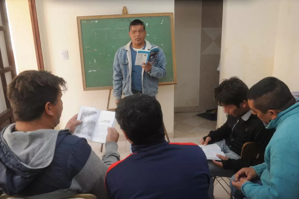 EN CLASES. Los internos de Villa Urquiza durante una de las clases. Cuentan que los profesores, además de enseñarles, los contienen y los ayudan. LA GACETA / FOTO DE FRANCO VERA.-