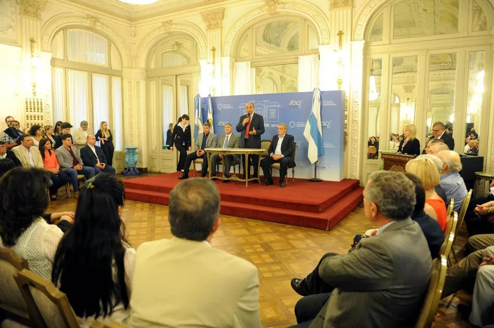 EN EL SALÓN BLANCO. Manzur habla a funcionarios y a empresarios presentes. Luego, firmó la promulgación de la ley de adhesión al blanqueo de capitales. la gaceta / foto de hector peralta