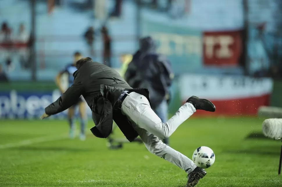 POR POCO, A LA LONA. El DT quiso acomodar el balón y perdió el equilibrio. fotos de Matías Gabriel Napoli Escalero  (especial para la gaceta )