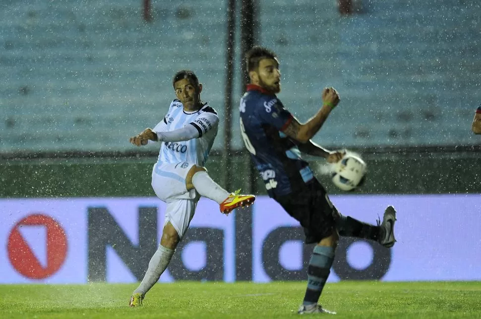 DE RACHA. Acosta, que venía de darle el triunfo al “Decano” con un zapatazo a distancia, ayer sentenció el partido con Arsenal tras un remate que se desvió en Bottinelli. foto de Matías Gabriel Napoli Escalero  (especial para la gaceta )