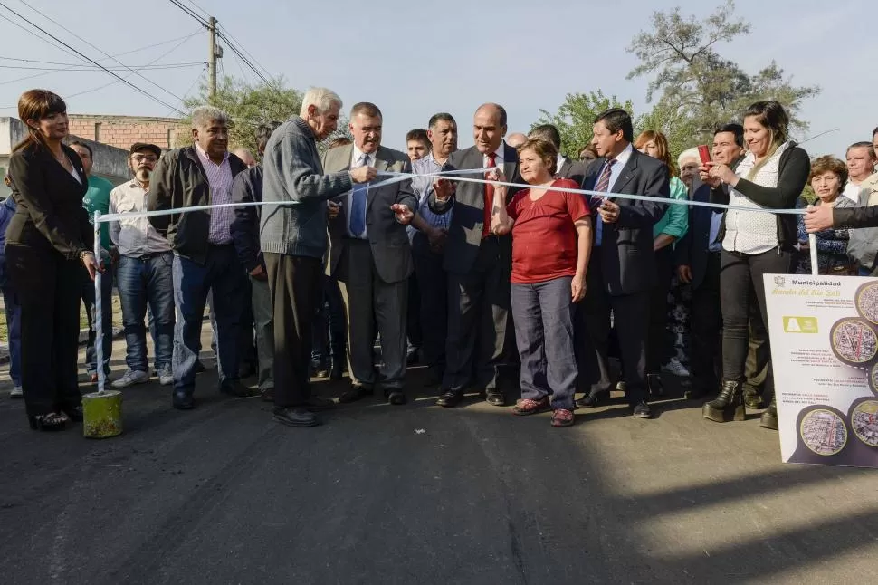 EN LASTENIA. Manzur y Jaldo habilitaron cuatro calles pavimentadas en la localidad bandeña e inauguraron los arreglos en la plaza Sarmiento. foto  Humberto Villagra