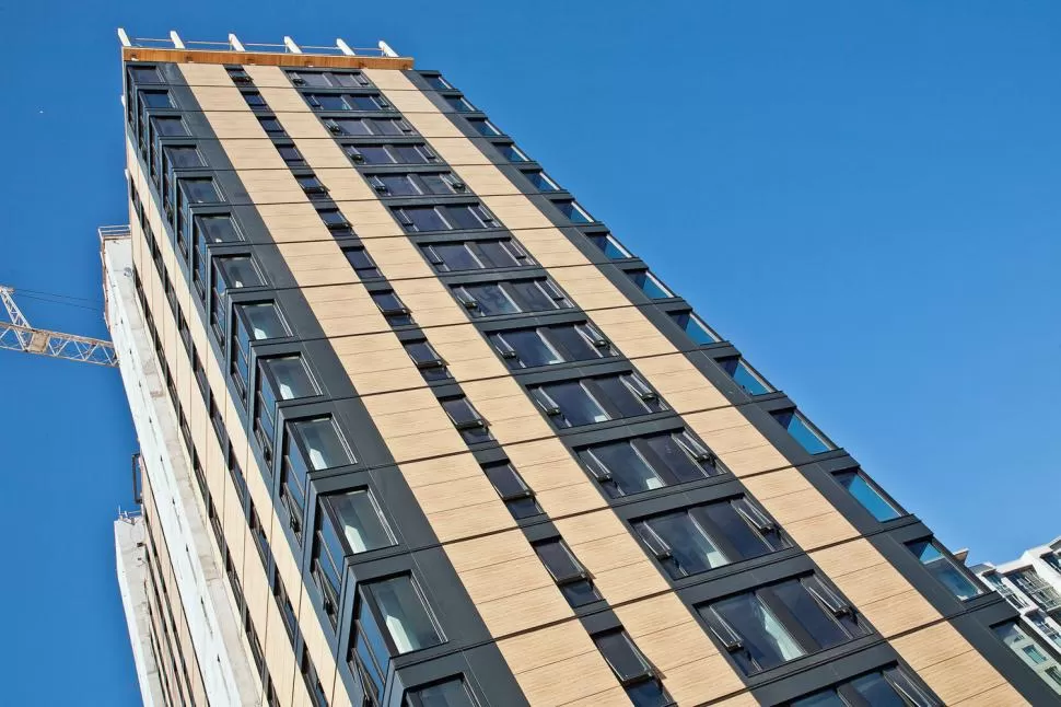 La torre de madera más alta del mundo se destaca en los cielos de Canadá