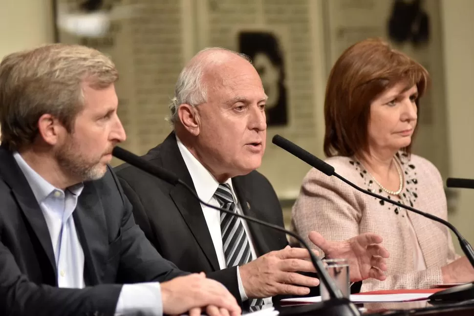 EN LA ROSADA. Frigerio, Lifschitz y Bullrich, tras la firma de un convenio. dyn