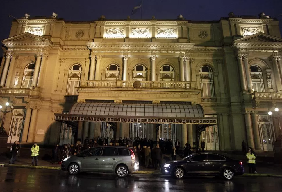 CONVOCATORIA EMPRESARIAL. Funcionarios y ejecutivos de empresas participaron anoche de la Función de Gala en el Teatro Colón. dyn